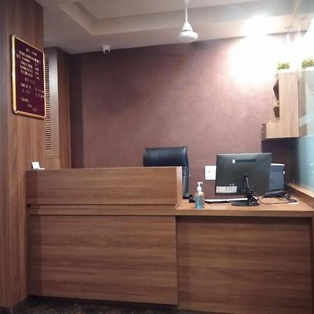 Hotel Radha Krishna Ананд Экстерьер фото