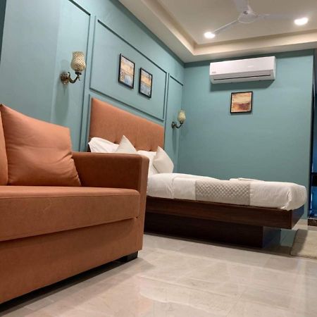 Hotel Radha Krishna Ананд Экстерьер фото