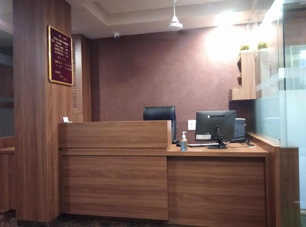 Hotel Radha Krishna Ананд Экстерьер фото