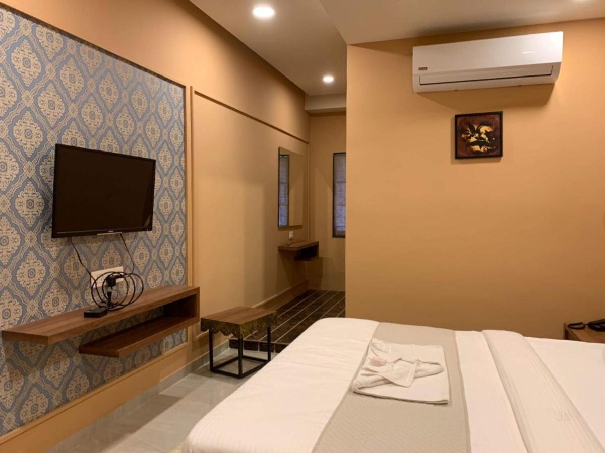 Hotel Radha Krishna Ананд Экстерьер фото