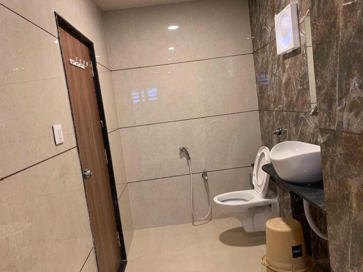 Hotel Radha Krishna Ананд Экстерьер фото