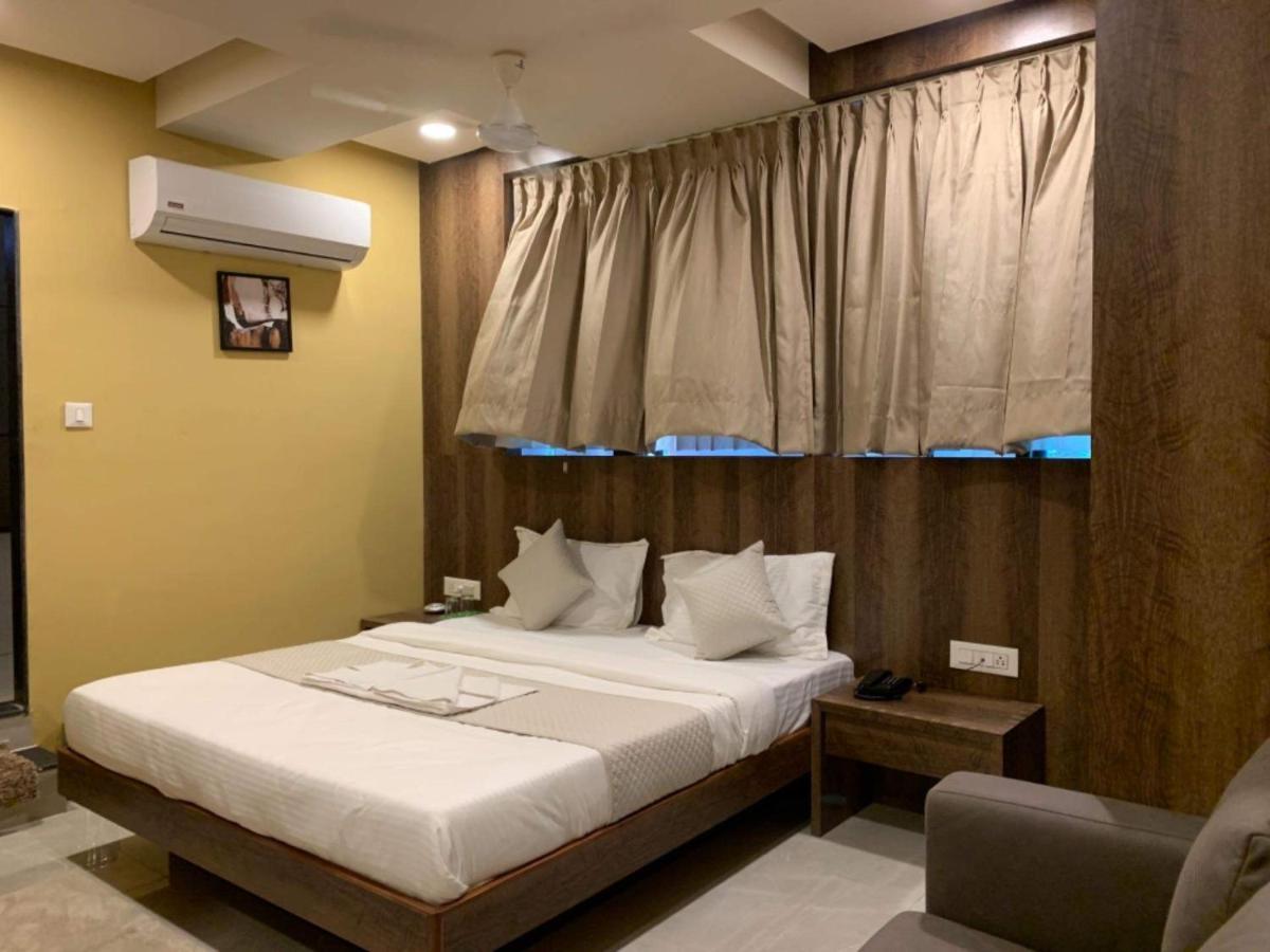 Hotel Radha Krishna Ананд Экстерьер фото