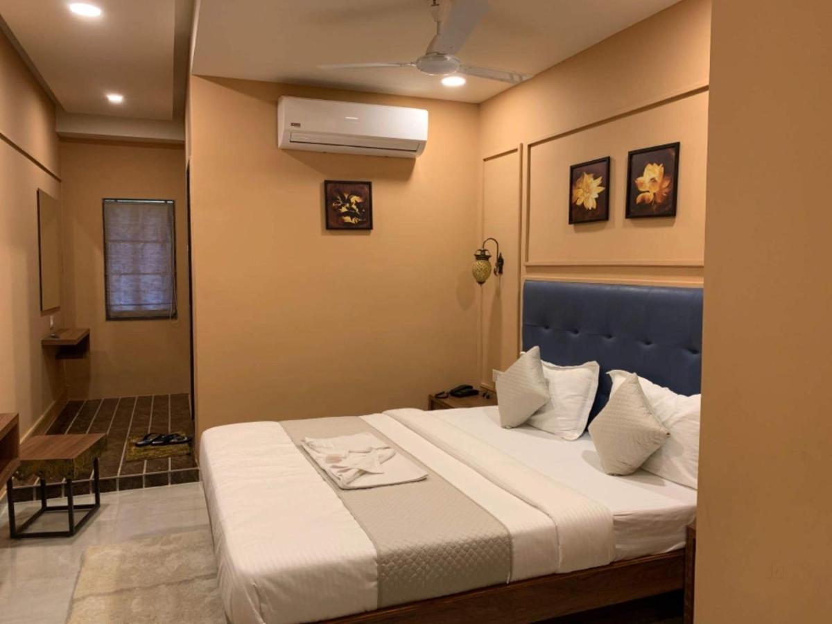 Hotel Radha Krishna Ананд Экстерьер фото